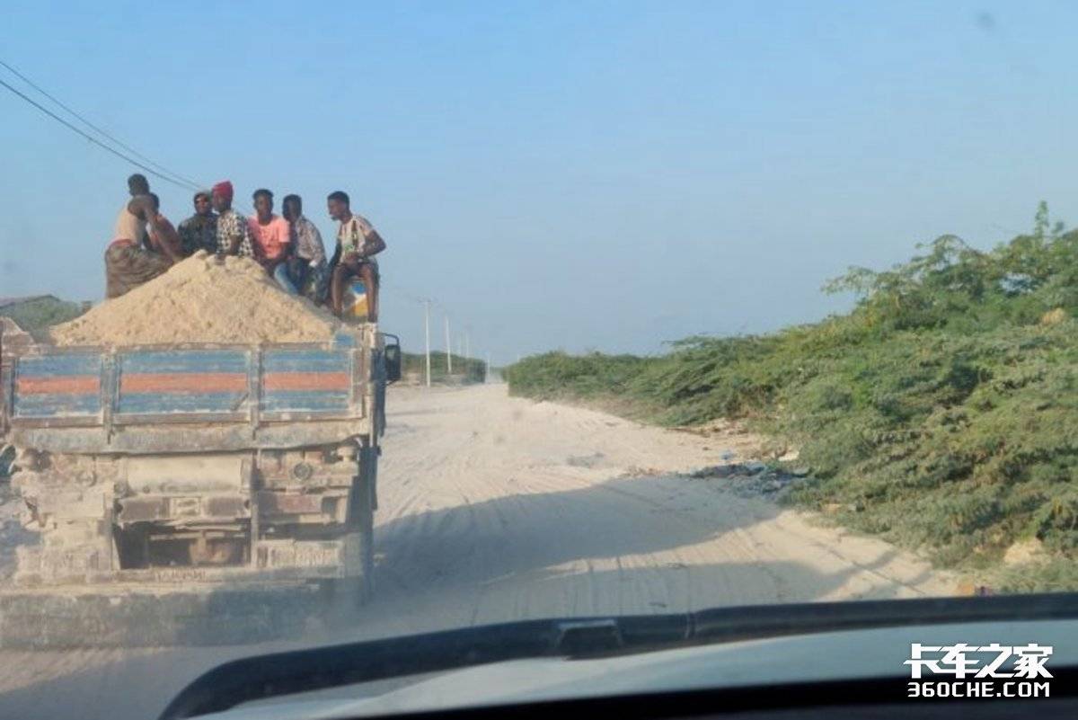 没有高速公路的国家：非洲索马里遍地砂石路，开欧日和重汽卡车