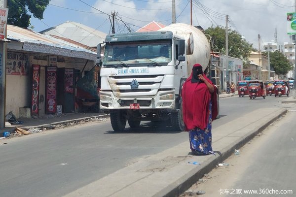 没有高速公路的国家：非洲索马里遍地砂石路，开欧日和重汽卡车