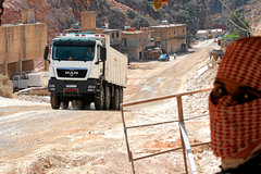 超载、堵车、战争！ 黎巴嫩开卡车是什么体验？ 拉70吨只是起步！