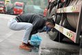 赚钱少转行难 坚守与退出 散户难迎春天