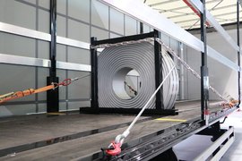 拉钢卷不敢踩刹车? 老外这些“家伙”太牛了 捆扎带还能手机监控?