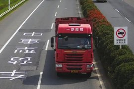 乡镇道路易出事 国道高速超车难 卡车强制靠右存隐患 ！