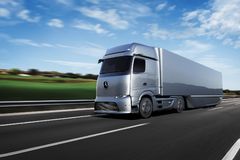 奔驰卡车推进电动化进程  eActros LongHau电动长途重卡2022年路测