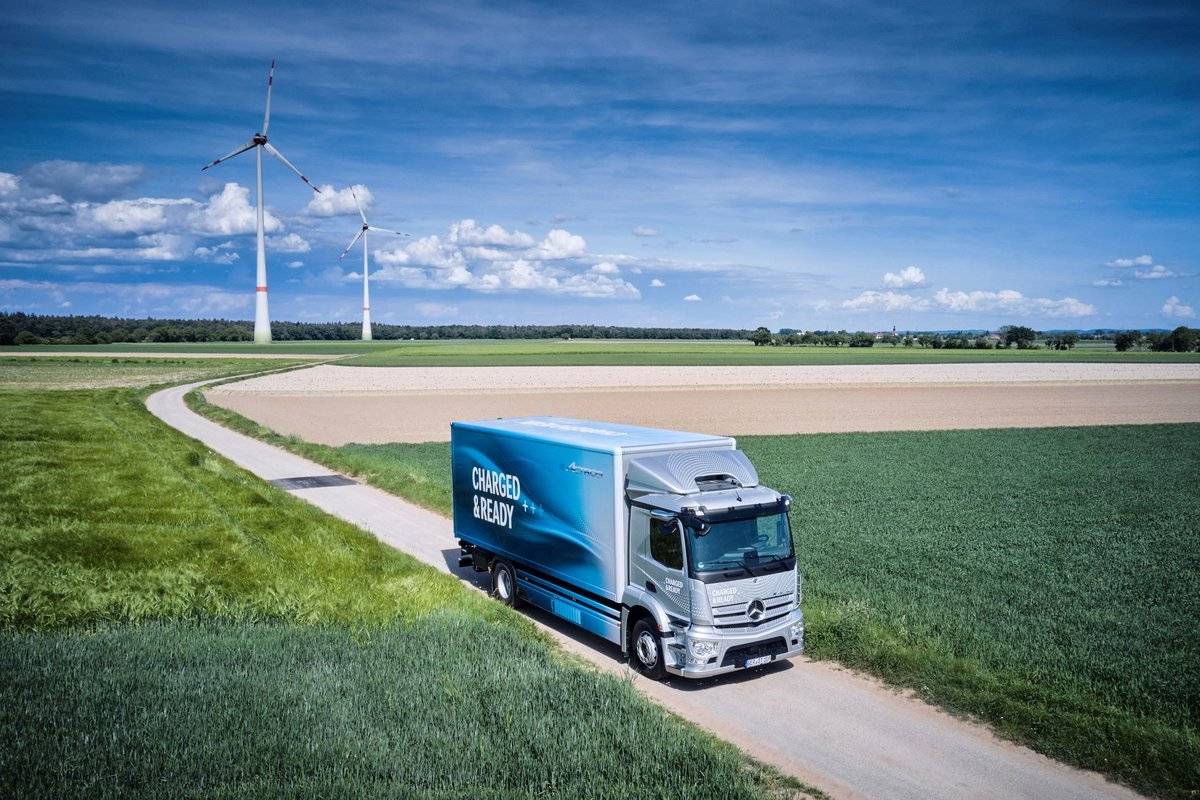 奔驰卡车推进电动化进程  eActros LongHau电动长途重卡2022年路测
