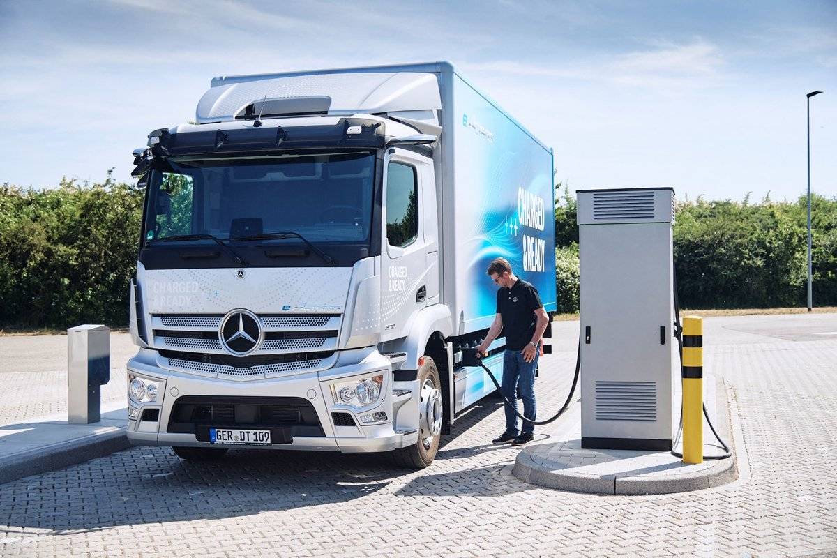 奔驰卡车推进电动化进程  eActros LongHau电动长途重卡2022年路测