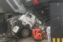 ͻ����ˮ��޳�ײ���Ŷ� ���շ�վ����