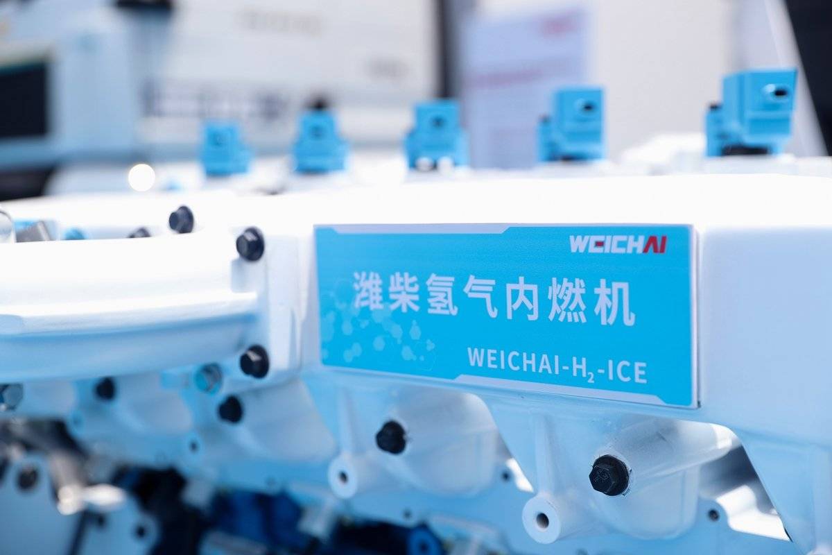中国重汽・潍柴动力联合发布全国首台商业化氢内燃机重卡
