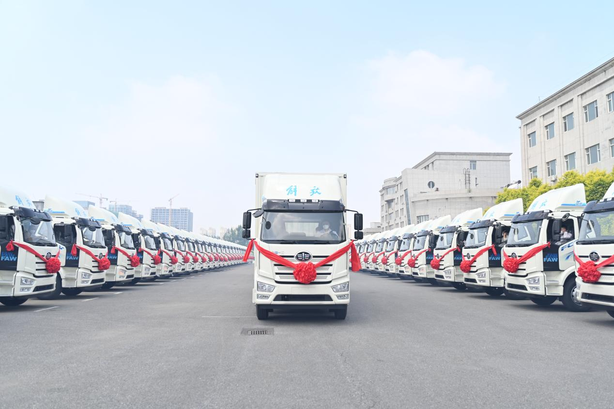 一汽解放300台氢燃料电池车在长春发车 交付上海、北京、山西三地