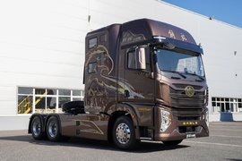 大床房带卫生间还能做饭 解放鹰途PK乘龙T7旅行家 两大房车谁更强?