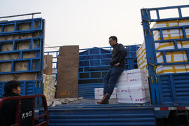 太悲剧 遇车抢道急刹车 司机被怼车受伤