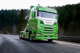 770匹大马力还带起重机 公路之王斯堪尼亚S770还是木材运输之王！