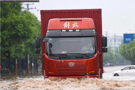 盲目涉水不可取 小心车辆出险不赔偿 涉水行车竟还有这些小妙招