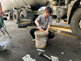 卡家女主播不拍视频 跑到壳牌劲霸维修站体验修大卡车