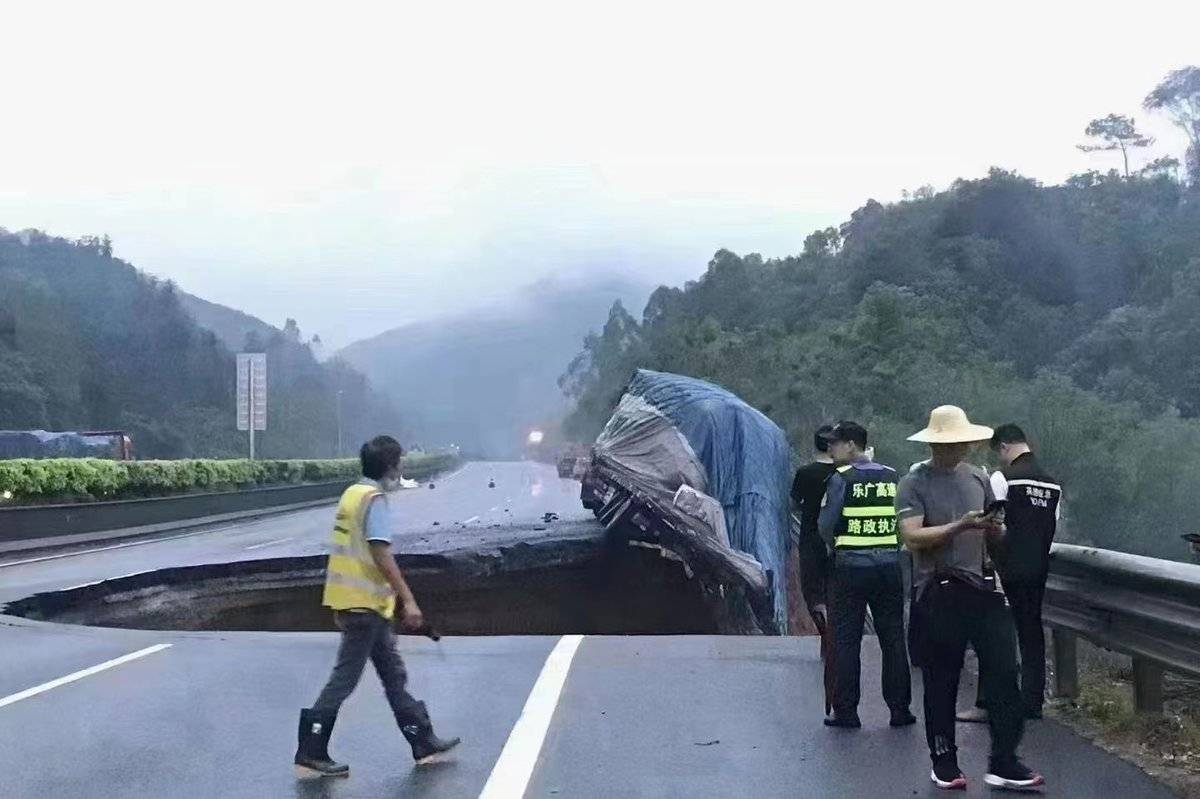 乐广高速连江口隧道口北行全塌方 有卡车被困 途经卡友注意安全