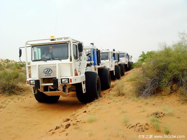 是地震了吗？ 错！ 是可控震源车来了！  造价百万的铰接怪兽
