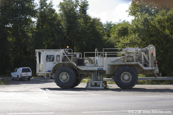 是地震了吗？ 错！ 是可控震源车来了！  造价百万的铰接怪兽