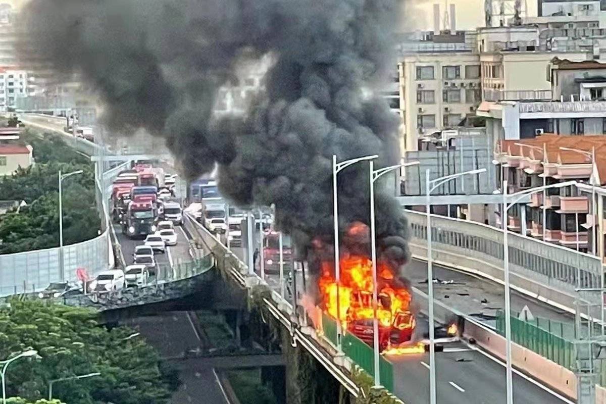 突发！广州机场高速一货车起火爆炸 现场浓烟密布火光冲天