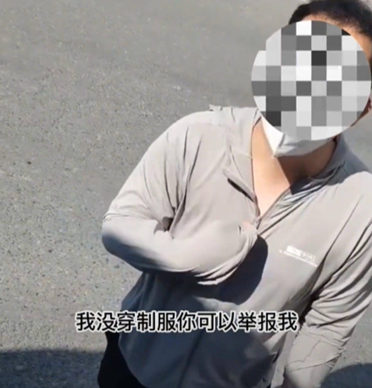 城管未穿制服查卡车 官方:2月新来的