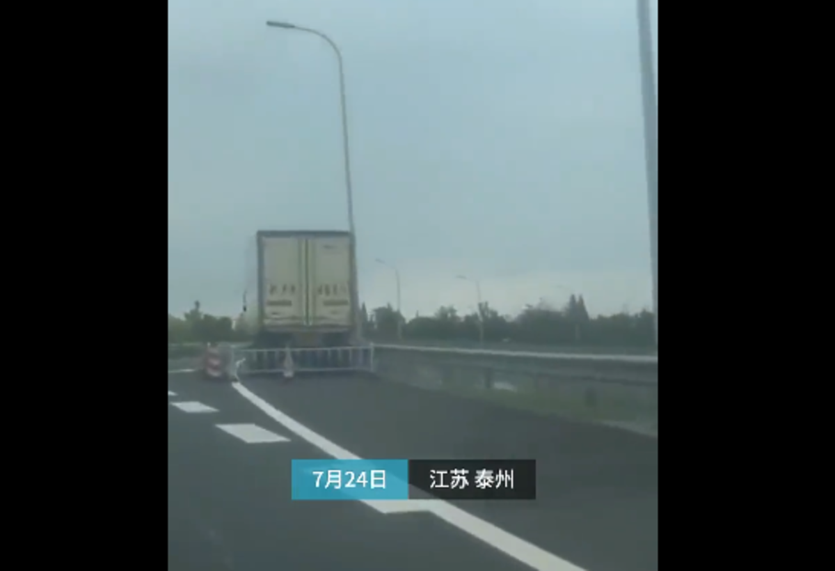 江苏泰州高速出口一卡车停4个月未移动
