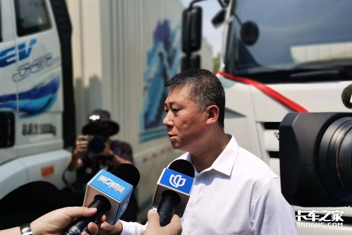 氢领蓝途 一汽解放100台氢燃料电池车上海交付