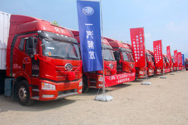 一汽解放首批418台危险品牵引车交付旭日东升