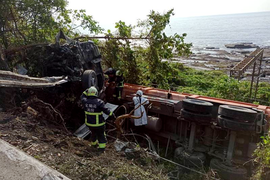 200多伤亡事故阴影未散 台湾宜兰卡车因车祸滑落斜坡 距铁轨仅数米