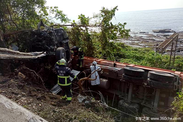 200多伤亡事故阴影未散 台湾宜兰卡车因车祸滑落斜坡 距铁轨仅数米
