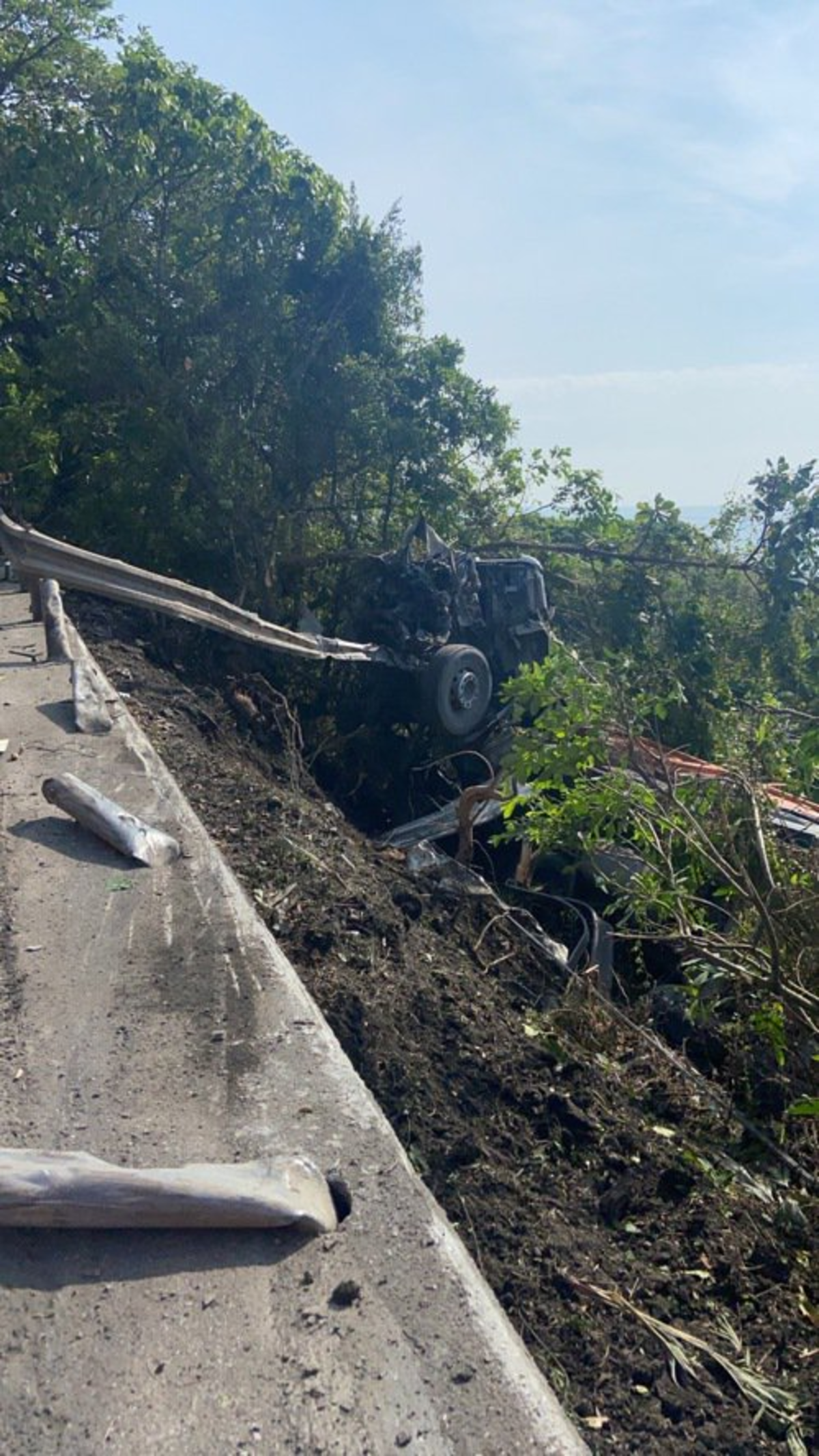 200多伤亡事故阴影未散 台湾宜兰卡车因车祸滑落斜坡 距铁轨仅数米