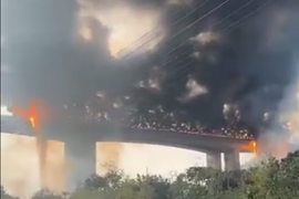 警情通报：六武高速两货车追尾后爆炸 万幸只有一人轻微受伤