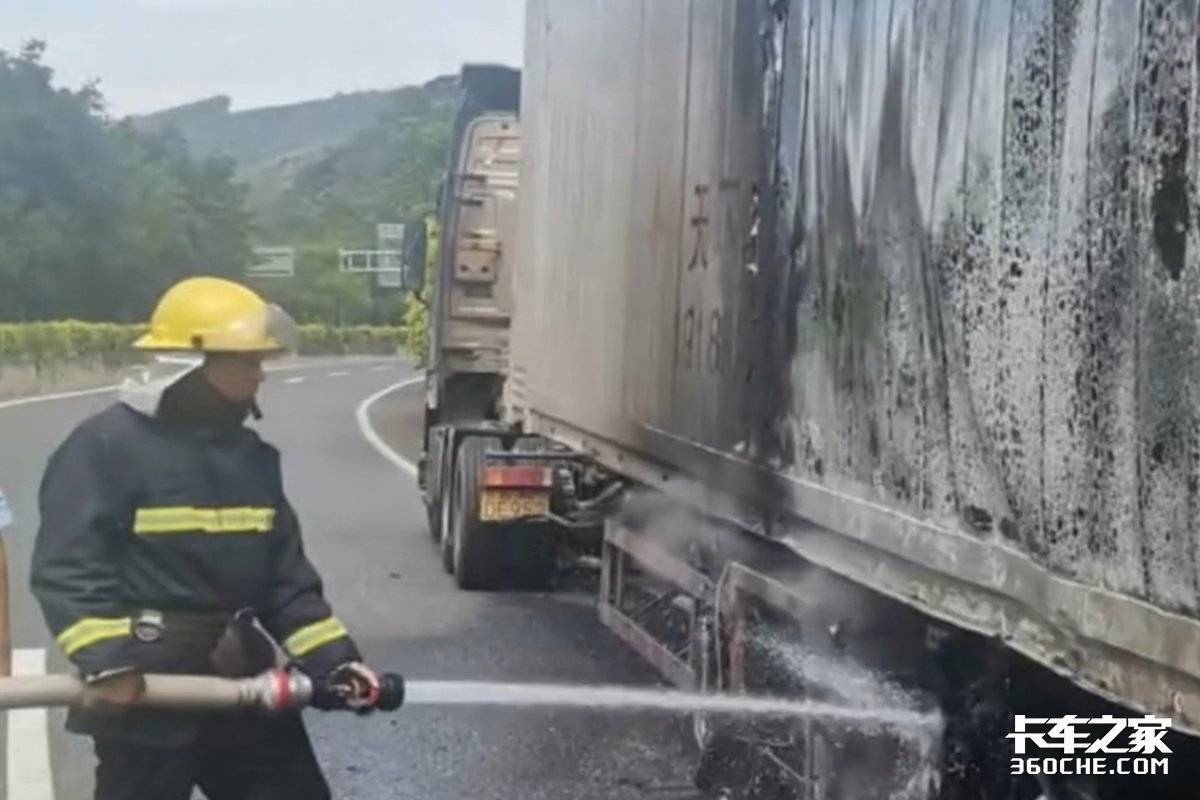 货车高速路上自燃 司机驶下高速在货车加水站将火扑灭 - 封面新闻