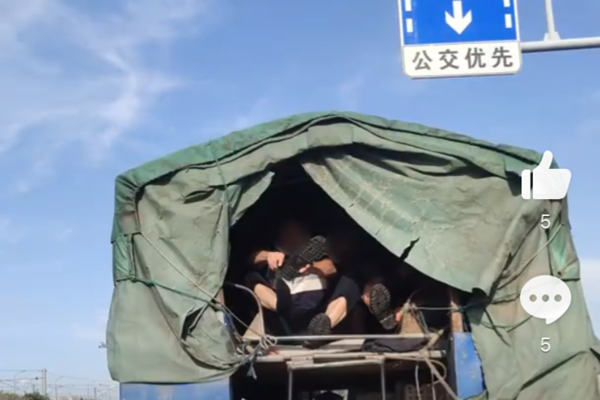 货厢里有人在睡觉 货车行驶被交警拦停
