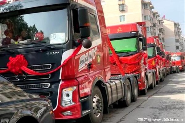 真稀奇！结婚竟用9辆半挂作婚车 原来新人双方父亲都是卡友