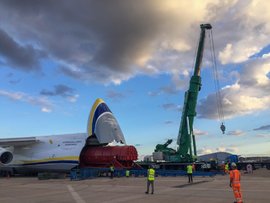 罕见!从全球最大飞机里转运出百吨大件 国外大件运输速览