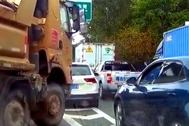 渣土车强行变道被阻挡 恼羞成怒撞击小车 杜绝过激行为维护卡友形象