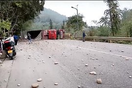 四川宜宾石料车侧翻致1死1伤 知情人:货车司机称刹车失灵