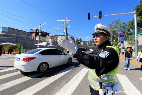 海淀交警重拳出击整治大货车违法行为