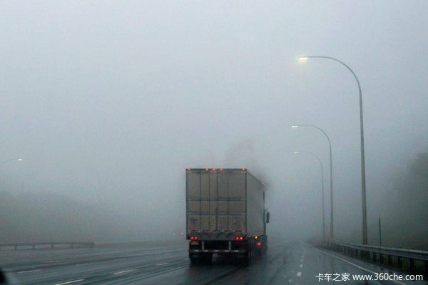 山东发布大雾橙色预警 能见度不足200米 多条高速路段临时关闭