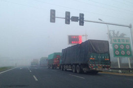 双十一撞上大雾 雾天开货车应注意哪些？做到这些保平安