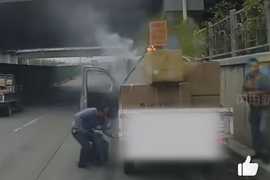 30秒烫出3个水泡 小伙奋勇帮货车灭火 最终家电货物无损失
