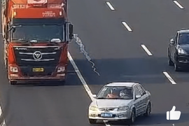 小车高速连变4车道 最终被后方货车撞飞