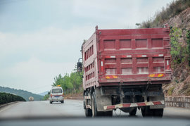 自制履带超载百吨！ 盘点自卸行业乱象 轮胎竟然肿成“花瓣”