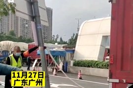 广州一货车倒车撞歪路牌 保安：拉正就行了！
