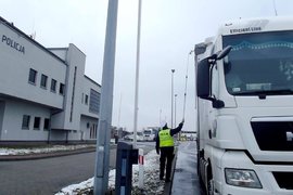 车顶着积雪被罚巨款?解决方法堪称绝绝子 冬季行车一定要小心!