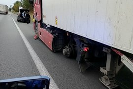 警惕!一天两起拧松车轮案件 卡友差点丢命