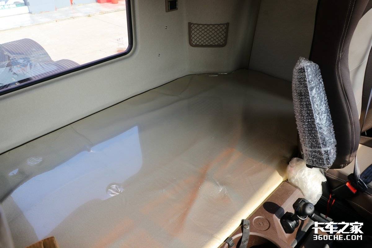 自重8.1吨的砂石料重卡 解放青汽JH6卓越版带通风座椅和大卧铺