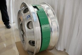 还在敲轮胎检查胎压? 这三项配置堪称防爆胎神器 你车上有几个?