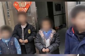 4个熊孩子在高速上追逐打闹 险遭货车碾压 交警上门教育