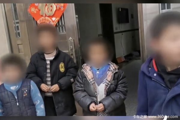 4个熊孩子在高速上追逐打闹 险遭货车碾压 交警上门教育