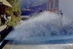 水管爆裂路难行货车司机以车挡水暖人心