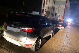 胆大包天！小偷开着偷来的车去偷卡车燃料被抓